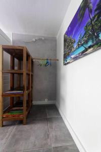 um quarto com uma prateleira e um quadro na parede em Villa bord de mer au Moule em Le Moule