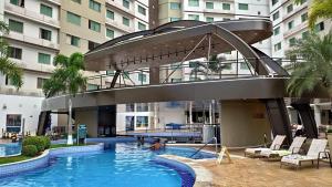 una piscina con una pasarela en un edificio en Apartamento Riviera park, en Caldas Novas