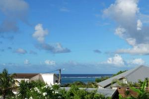 uma vista para o oceano a partir de uma casa em Villa bord de mer au Moule em Le Moule