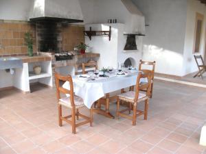 a dining room with a table and chairs in a kitchen at Ca'n Fosquet in Llucmajor