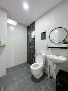łazienka z toaletą i umywalką w obiekcie BAYU Stay (Drawbridge & KTCC Mall) w mieście Kuala Terengganu