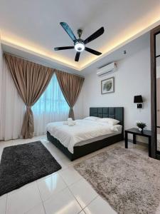 sypialnia z łóżkiem i wentylatorem sufitowym w obiekcie BAYU Stay (Drawbridge & KTCC Mall) w mieście Kuala Terengganu