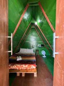 sypialnia z 2 łóżkami w zielonym pokoju w obiekcie Camping Gnomo Místico w mieście Olivença