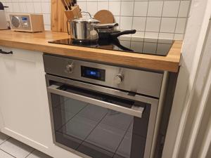 a stove top oven in a kitchen next to a counter at 3 Zimmer Apartment nahe Science Park und Ulm City Center in Ulm