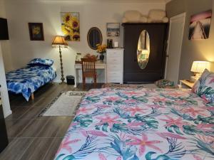Schlafzimmer mit einem Bett und einem Schreibtisch in der Unterkunft Maryborough's Rainforest Retreat in Maryborough