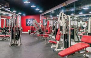 un gimnasio con muchas sillas y máquinas rojas en 7th - 7 Heaven Miami - Stunning Ocean View - Free Parking en Miami Beach