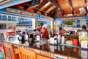 un restaurant avec un bar avec des personnes debout au comptoir dans l'établissement 7th - 7 Heaven Miami - Stunning Ocean View - Free Parking, à Miami Beach
