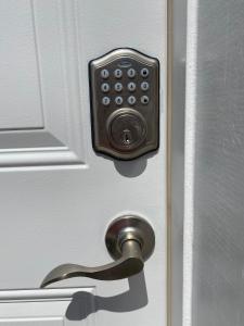 een deur met een deurknop op een deur met een slot bij Private entrance apartment in Bentonville