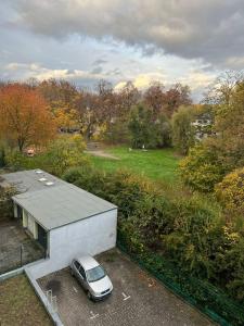 une voiture garée dans un parking à côté d'un bâtiment dans l'établissement Köln City Stillvolle Apartment, à Cologne