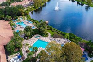 een luchtzicht op een resort met een meer bij Welcome to Villa Azul, your home away from home! in Kissimmee