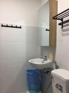 ein Bad mit einem Waschbecken und einem WC in der Unterkunft Modern 1 bedroom apartment - C' House in Ho-Chi-Minh-Stadt