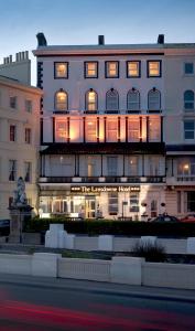 un gran edificio con luces en la parte delantera en The Lansdowne en Hastings