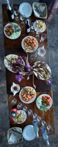 una mesa llena de platos de comida en una mesa en Coconut Palm beach restaurant and rooms en Dikwella South