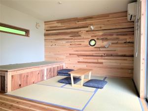 Habitación con sauna y pared de madera. en お宿　弘法湯, en Kushimoto