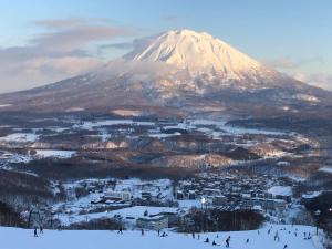 俱知安町SLOPE的滑雪胜地前的雪覆盖的山