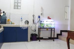 a kitchen with a fish tank on a counter at Snow White Residence near Grogol Mitra RedDoorz in Jakarta