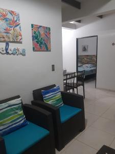 sala de estar con 2 sillas y espejo en Mayo´s Place, en San Andrés