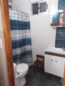 uma casa de banho com um WC e um lavatório em Tu lugar de relax! Se reserva solo con seña em Guazuvirá
