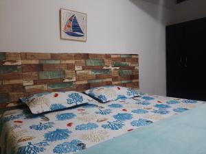 a bedroom with a bed with a quilt and pillows at Mayo´s Place in San Andrés
