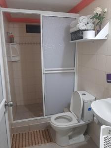 y baño pequeño con aseo y ducha. en Mayo´s Place en San Andrés