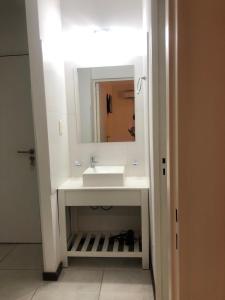 Un baño con un lavabo blanco y un espejo. en CALMA, en La Rioja