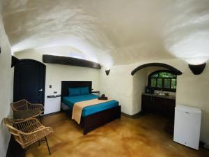 1 dormitorio con 1 cama, mesa y sillas en Wellness Park CR en Fortuna