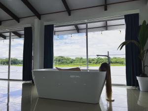 Posezení v ubytování The Babylon Suite Tortuguero