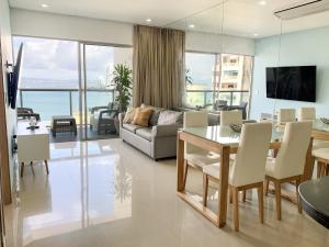 un soggiorno con tavolo da pranzo e divano di Home Beach Infinitum a Cartagena de Indias