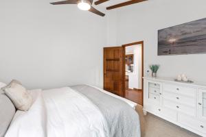Ein Bett oder Betten in einem Zimmer der Unterkunft Premium Ocean Corner Unit, Fireplace, Golf Cart, 21 Steps from Top