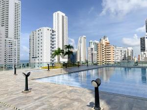 een groot zwembad bovenop een skyline van de stad bij Home Beach Infinitum in Cartagena