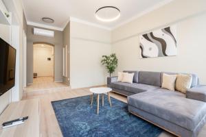 un soggiorno con divano e tavolo di N36- Boutique Apartments, Best Location, By BQA a Budapest