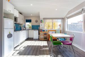 a kitchen with a table and chairs in a kitchen at Elevated two bedroom apartment in Arrowtown