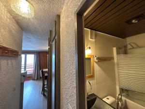 Zdjęcie z galerii obiektu Studio cosy en station · Ski aux pieds · Wifi · Proche centre - FR-1-688-44 w Méribel +6 zdjęć