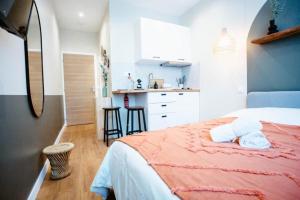 1 dormitorio con 1 cama con 2 toallas en Cosy Appart hôtel Next to Paris, en Montreuil