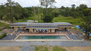 eine Luftansicht eines Hauses mit Pool in der Unterkunft Villa BAOBAB 