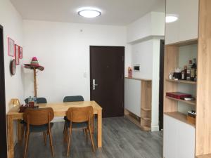 ein Esszimmer mit einem Holztisch und Stühlen in der Unterkunft Modern 1 bedroom apartment - C' House in Ho-Chi-Minh-Stadt