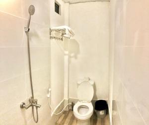 een kleine badkamer met een toilet en een douche bij Như Mây Homestay in Phu Quoc