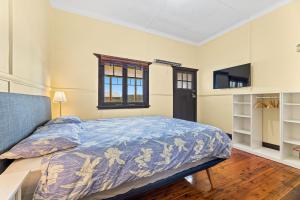 מיטה או מיטות בחדר ב-The Seamist Cottage