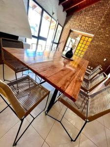 einem Holztisch mit zwei Stühlen und einem Laptop darauf in der Unterkunft Gran casa corazón de Mendoza in Mendoza