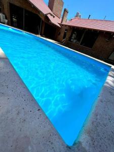 ein großer blauer Swimmingpool vor einem Haus in der Unterkunft Gran casa corazón de Mendoza in Mendoza