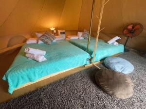 Postel nebo postele na pokoji v ubytování Rembulan Escape Bell Tent 1 + 6 fotografií