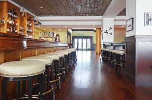 una fila de taburetes en un bar en The Inn at Harbor Shores, en Saint Joseph