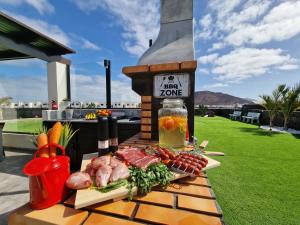 talerz jedzenia na stole na balkonie w obiekcie VILLA KARLA w mieście Playa Blanca