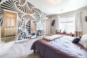 een slaapkamer met een groot bed en een geometrische muur bij VNC BNB King beds, pool table, fire pit, arcade, xbox in Vancouver