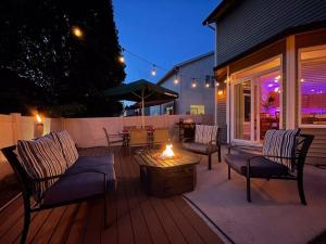 een patio met stoelen en een tafel met een vuurplaats bij VNC BNB King beds, pool table, fire pit, arcade, xbox in Vancouver