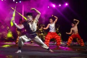 un grupo de personas bailando en un escenario en Transformer Center Hotel en Batu