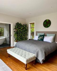 מיטה או מיטות בחדר ב-Wairimu View Lodge