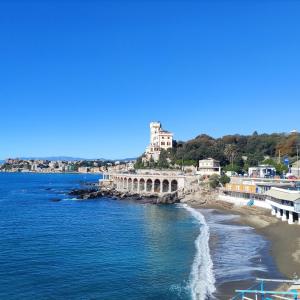 vista su una spiaggia con castello su una collina di La Casa di Ari vicinissimo ospedale GASLINI GENOVA a Genova