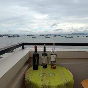 頭頓的住宿－Ann Homestay Vũng Tàu，阳台上的桌子上摆放着两瓶玻璃杯