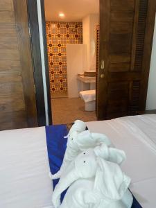 dwa wypchane słonie leżące na łóżku w obiekcie Lemon Guesthouse w mieście Chiang Mai